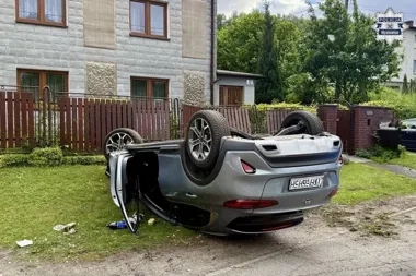 Pijana kierująca Kią bez uprawnień dachowała na Długiej w Mysłowicach